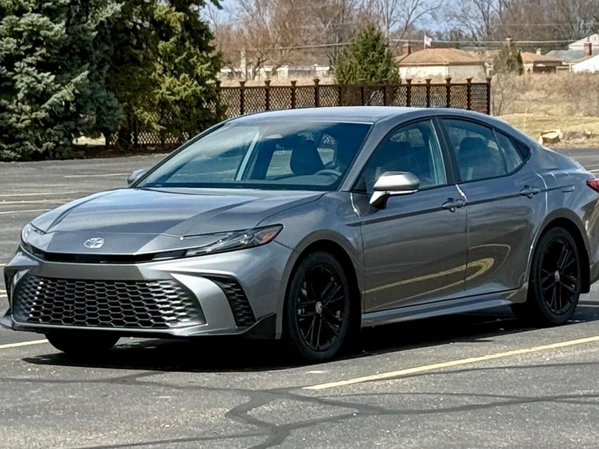 2025 Toyota Camry Hybrid SE — photo 1