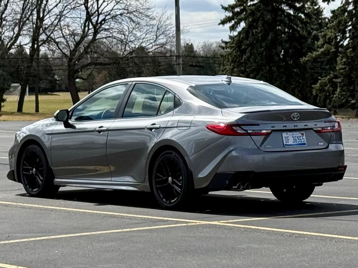 2025 Toyota Camry Hybrid SE — photo 2