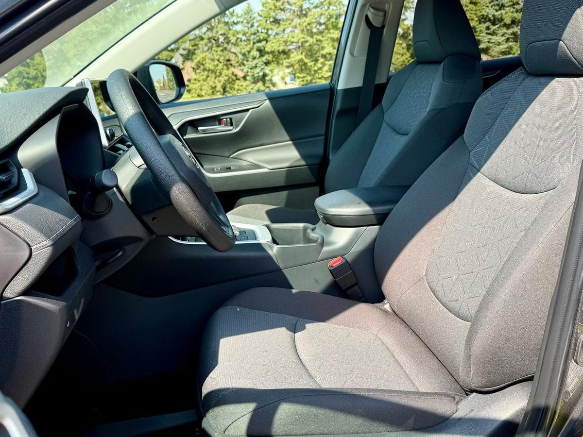 2025 Toyota RAV4 Hybrid XLE AWD — photo 4