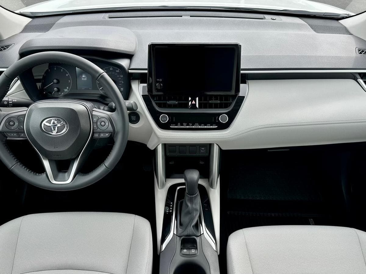 2024 Toyota Corolla Cross LE 4WD — photo 3