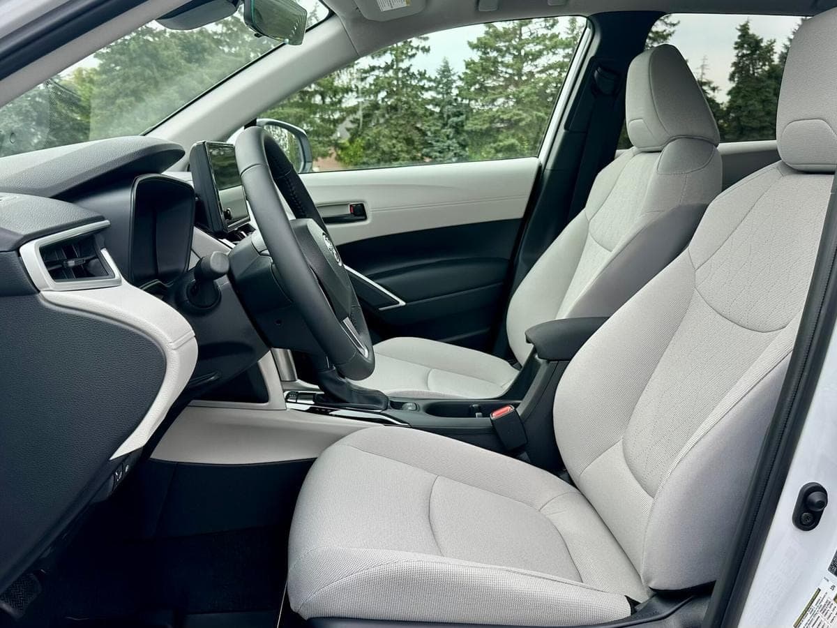 2024 Toyota Corolla Cross LE 4WD — photo 4