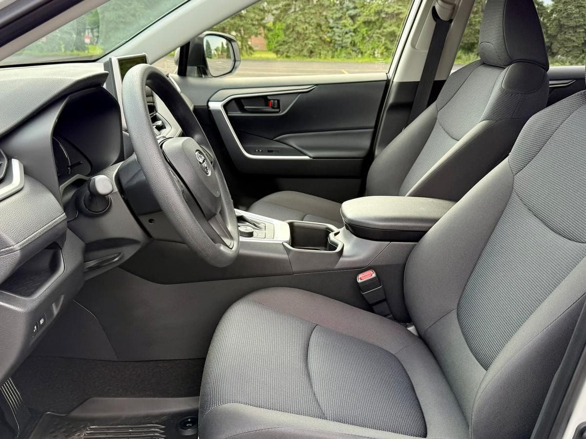 2025 Toyota RAV4 Hybrid LE AWD — photo 4