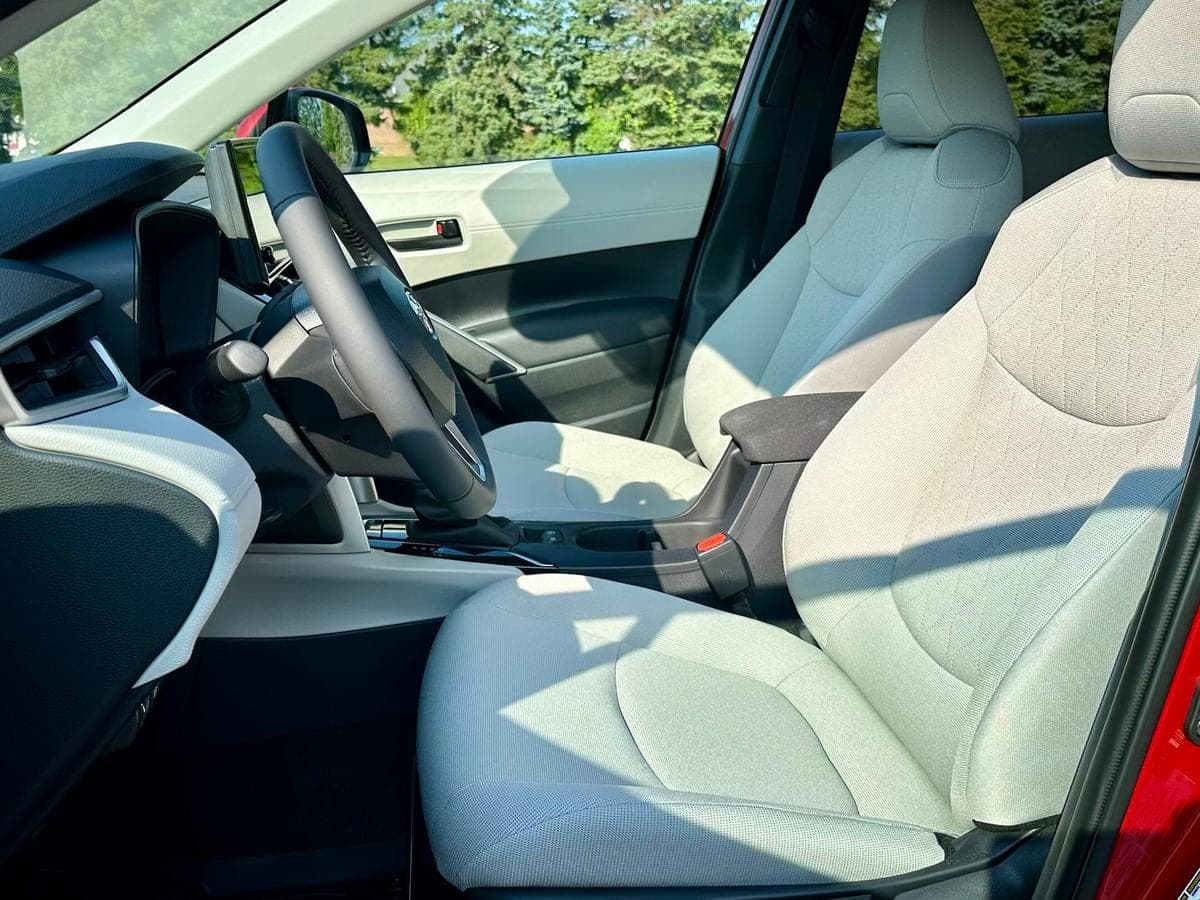 2024 Toyota Corolla Cross LE — photo 4