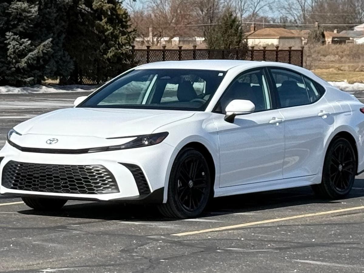 2025 Toyota Camry Hybrid SE — photo 1