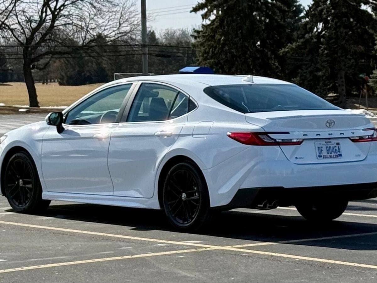 2025 Toyota Camry Hybrid SE — photo 2