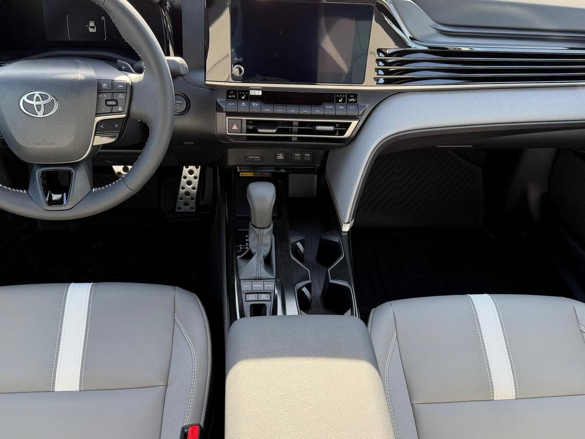 2025 Toyota Camry Hybrid SE — photo 3