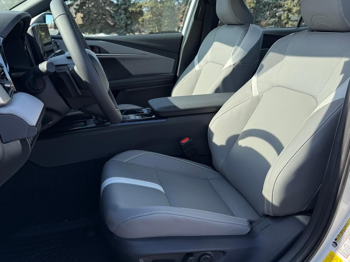 2025 Toyota Camry Hybrid SE — photo 4