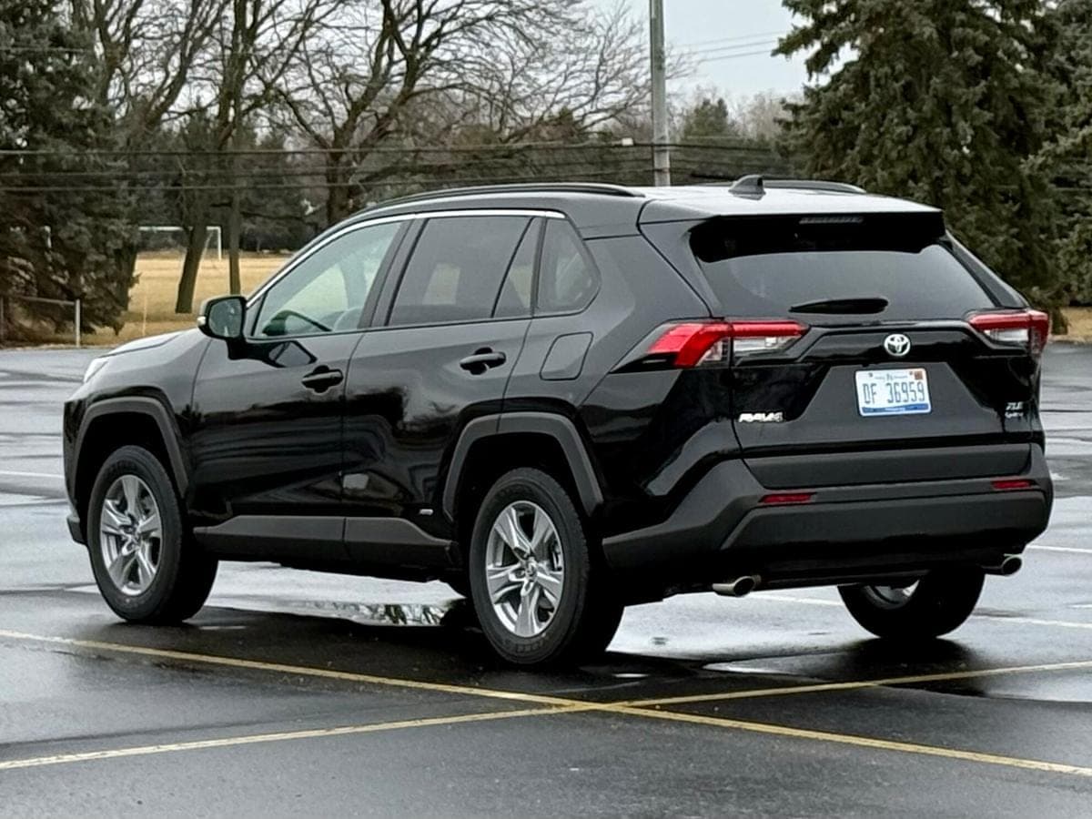 2025 Toyota RAV4 Hybrid XLE AWD — photo 2