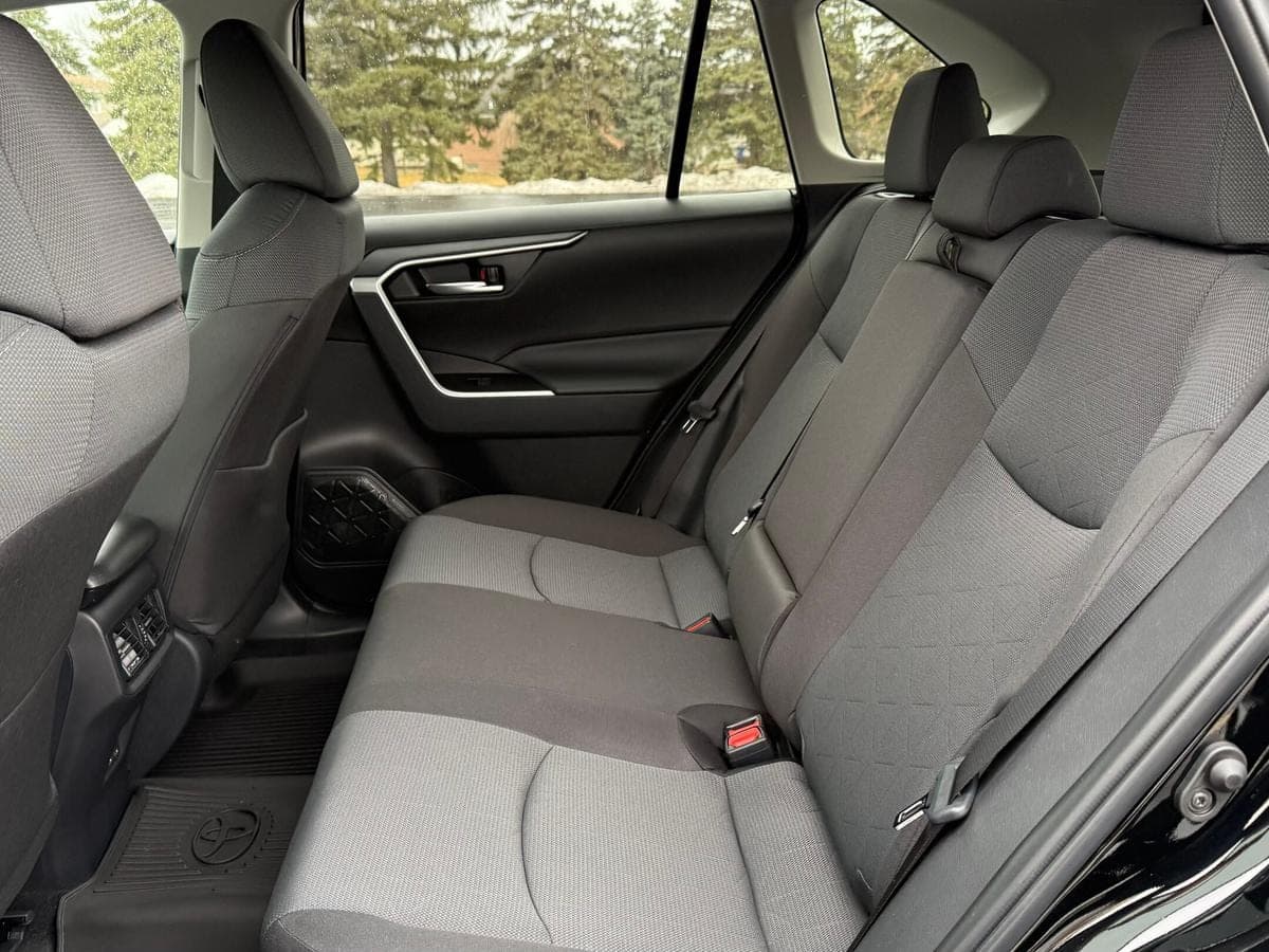 2025 Toyota RAV4 Hybrid XLE AWD — photo 4
