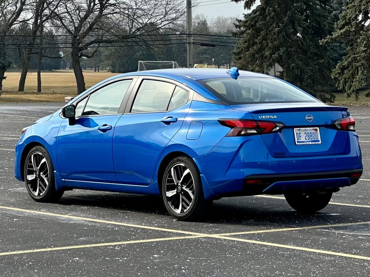 2023 Nissan Versa SR — photo 2