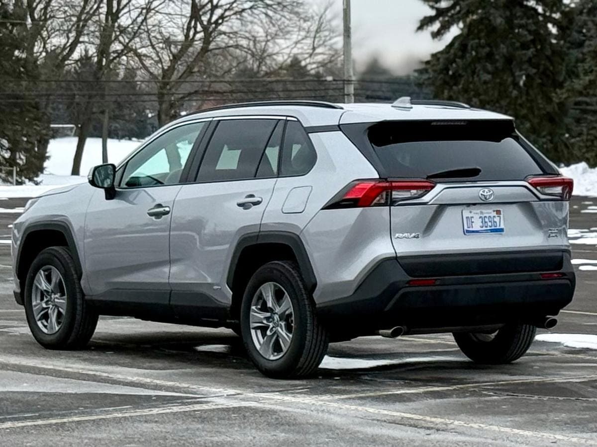 2025 Toyota RAV4 Hybrid XLE AWD — photo 2