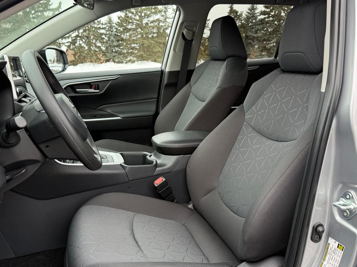 2025 Toyota RAV4 Hybrid XLE AWD — photo 4