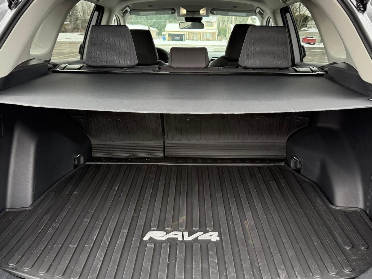 2025 Toyota RAV4 Hybrid XLE AWD — photo 5