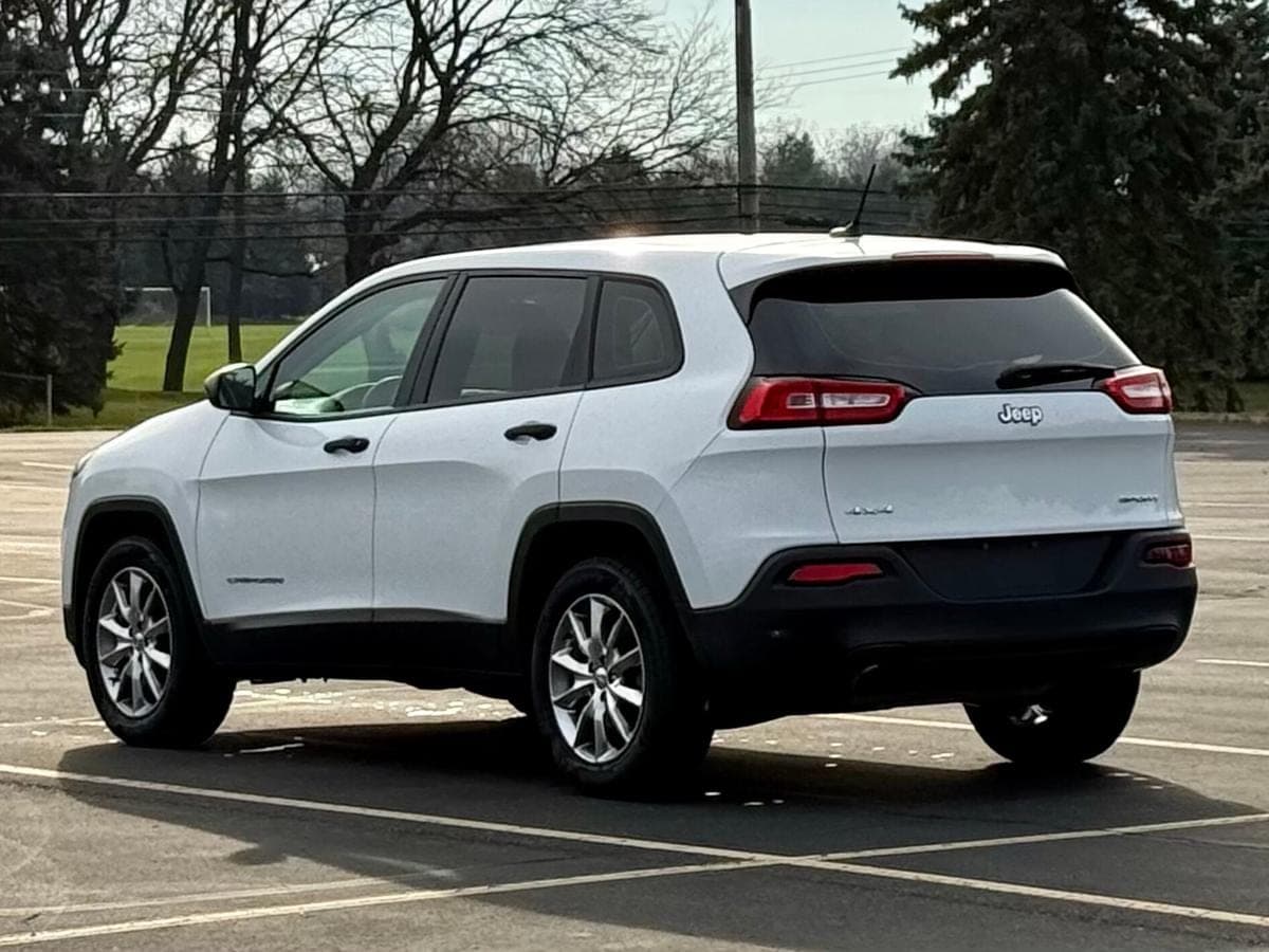2015 Jeep Cherokee Sport — photo 2