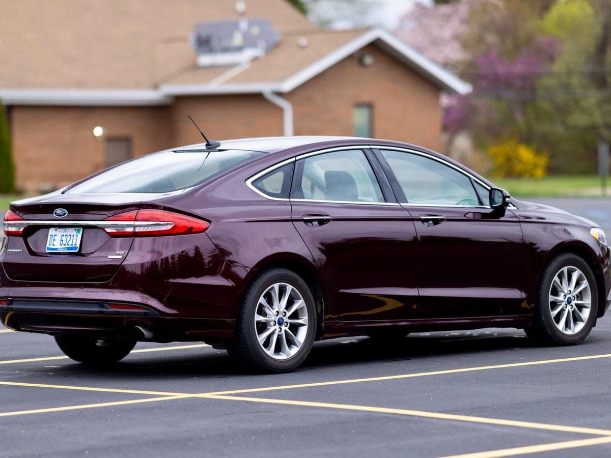 2017 Ford Fusion SE — photo 2