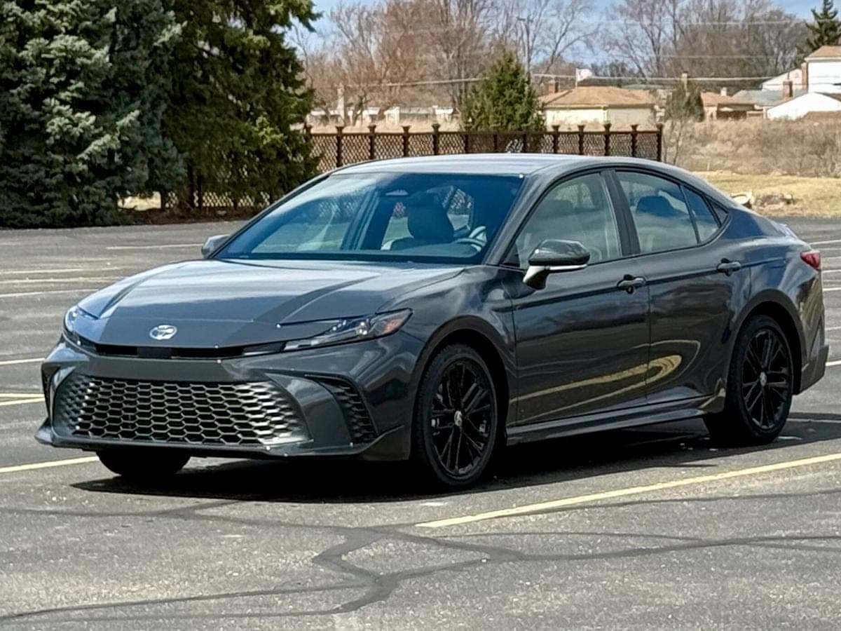 2025 Toyota Camry Hybrid SE — photo 1