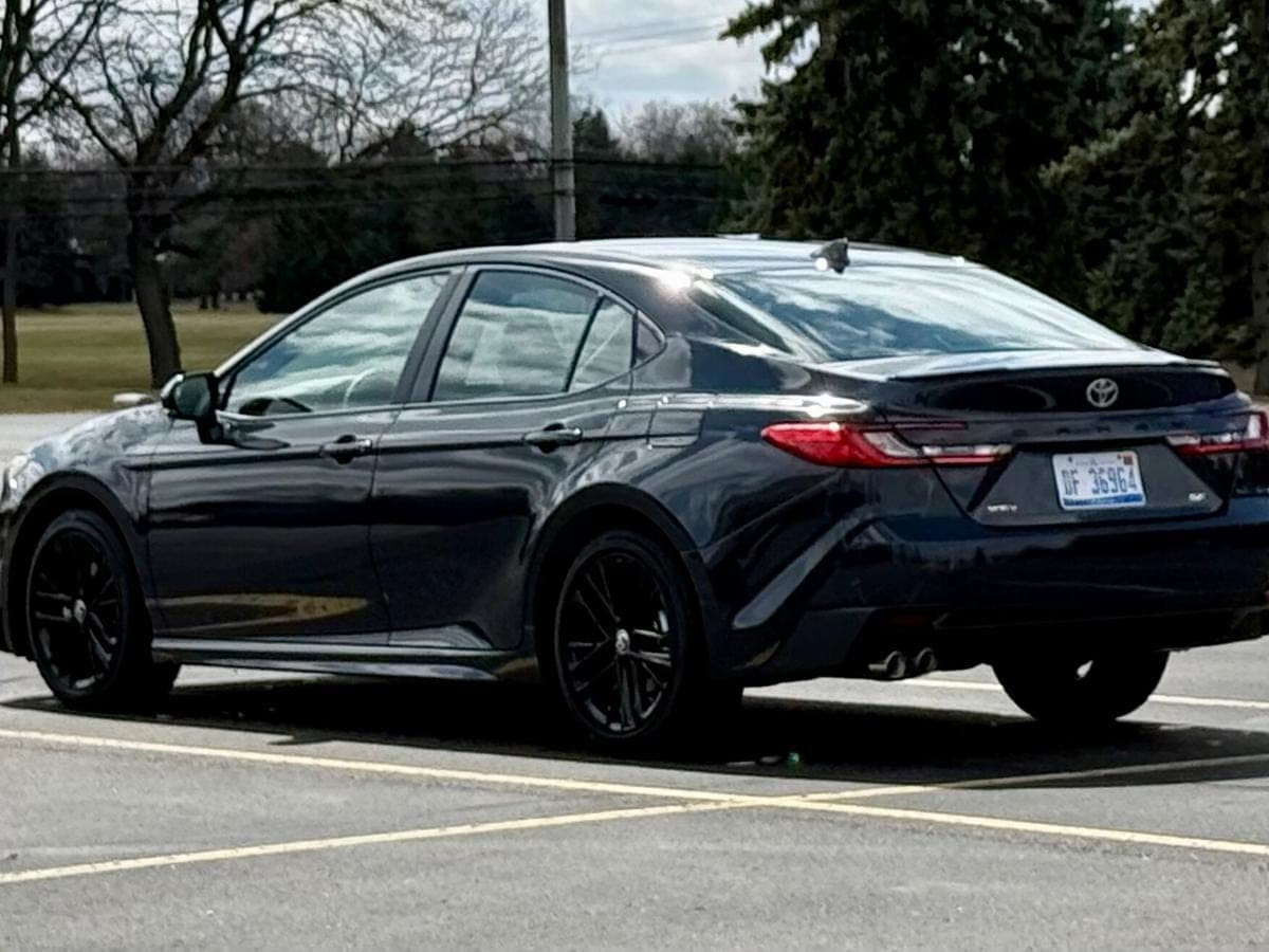 2025 Toyota Camry Hybrid SE — photo 2