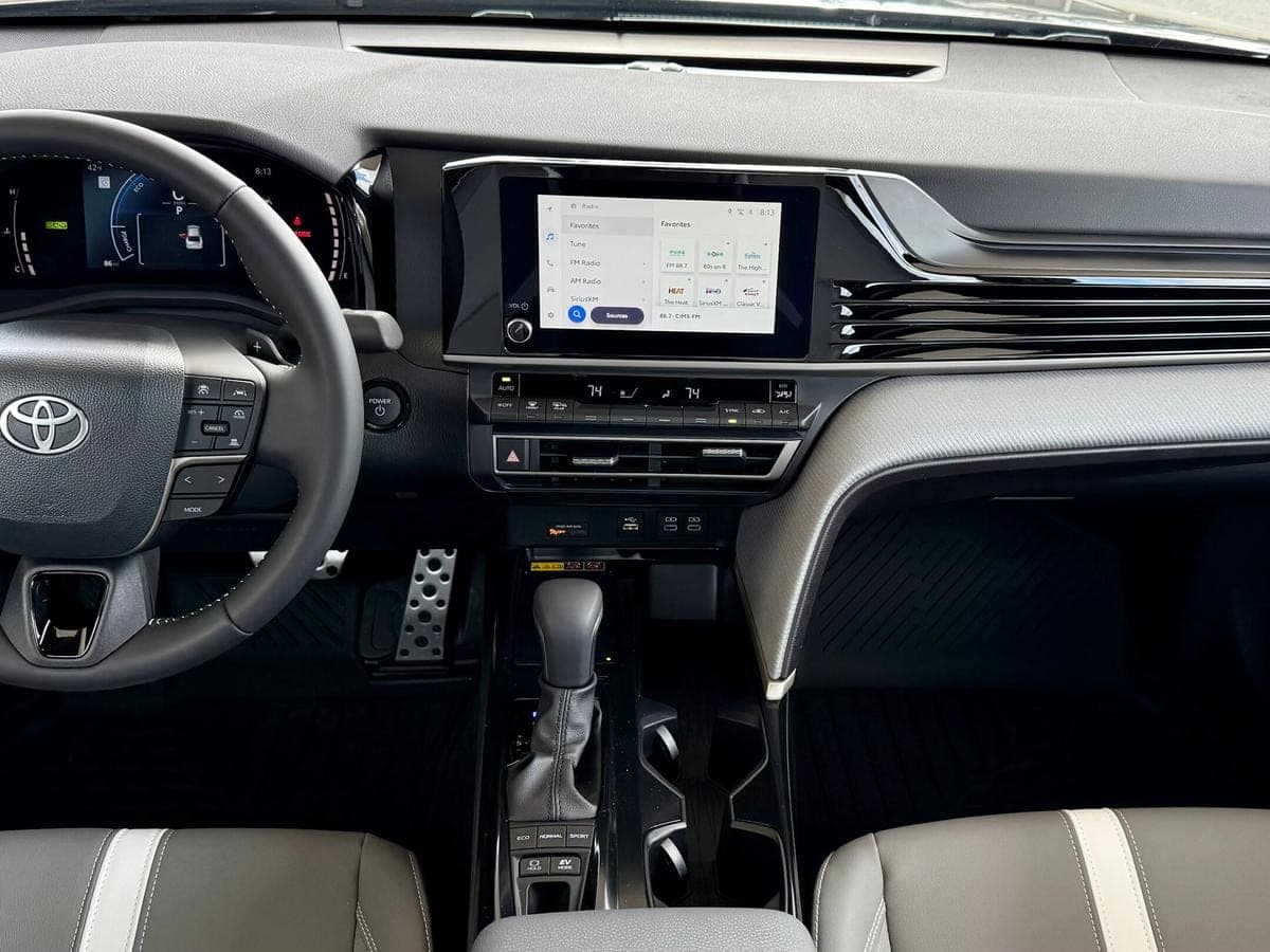 2025 Toyota Camry Hybrid SE — photo 3