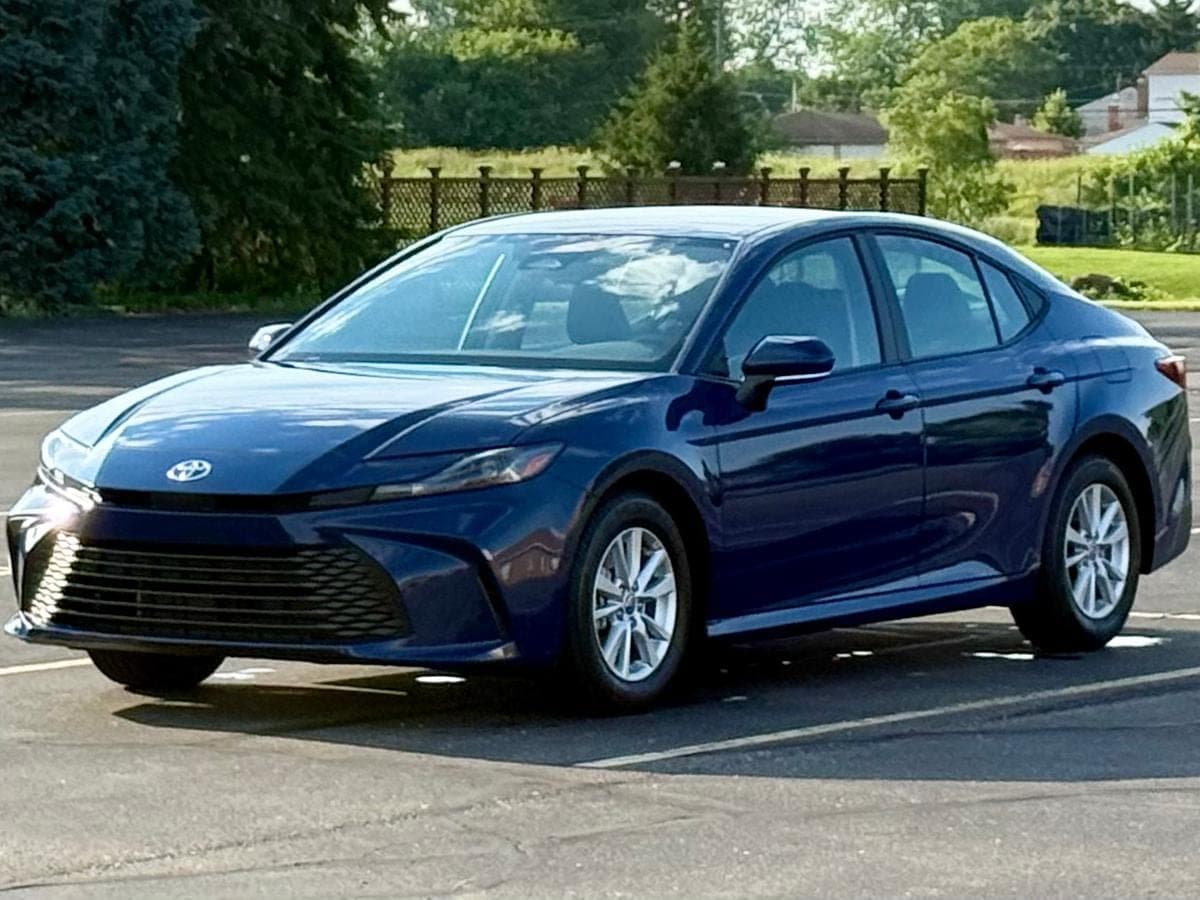 2025 Toyota Camry Hybrid LE — photo 1