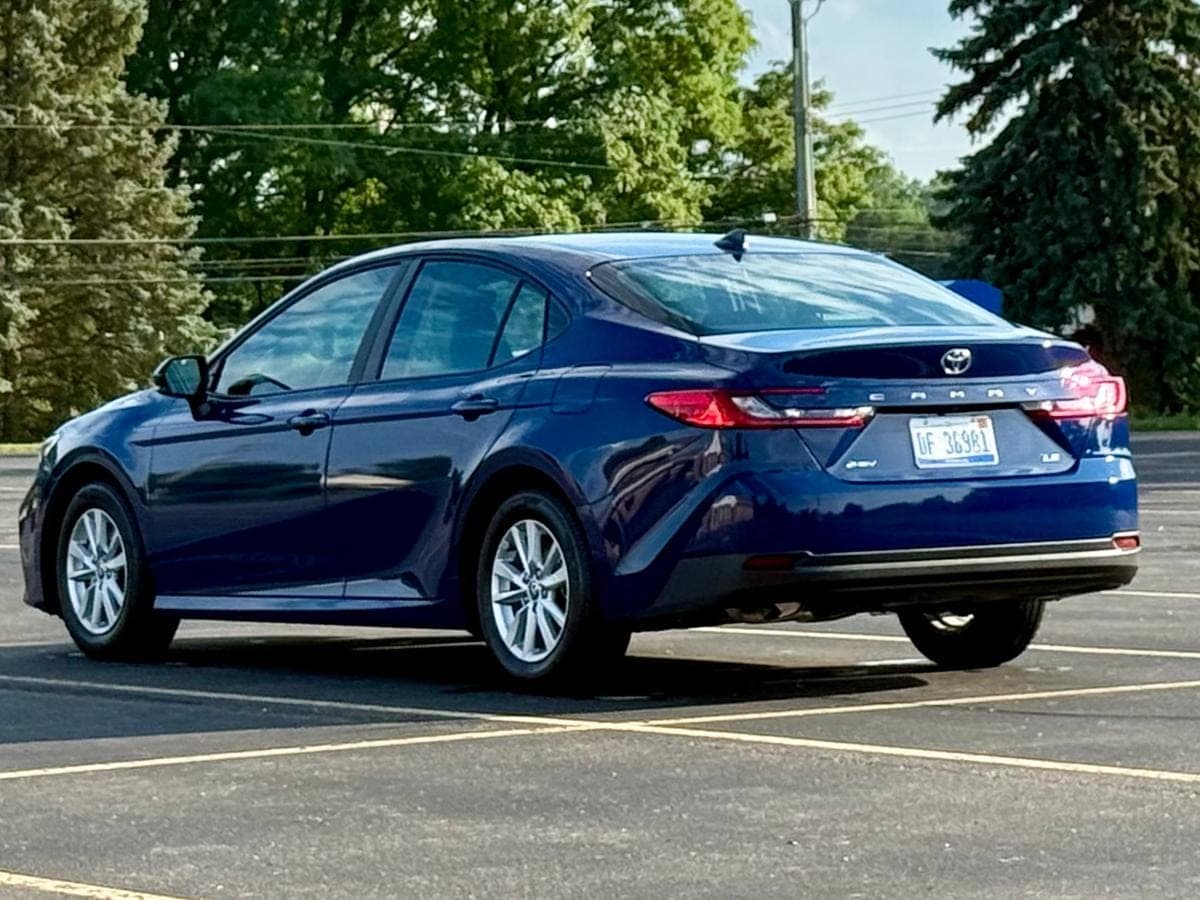 2025 Toyota Camry Hybrid LE — photo 2