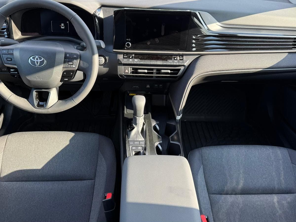 2025 Toyota Camry Hybrid LE — photo 3