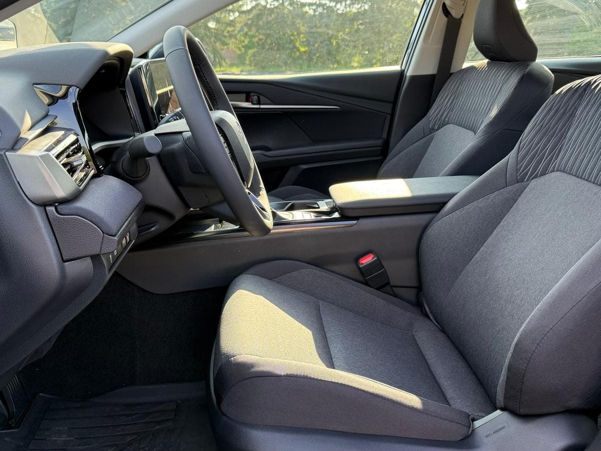 2025 Toyota Camry Hybrid LE — photo 4