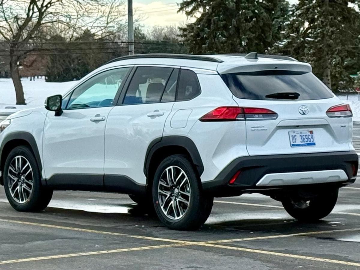 2026 Toyota Corolla Cross XLE — photo 2