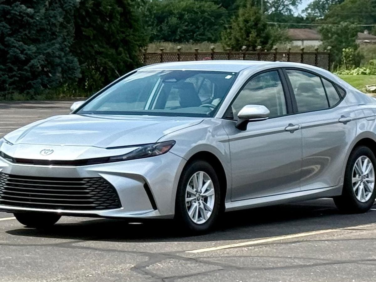 2025 Toyota Camry Hybrid LE — photo 1