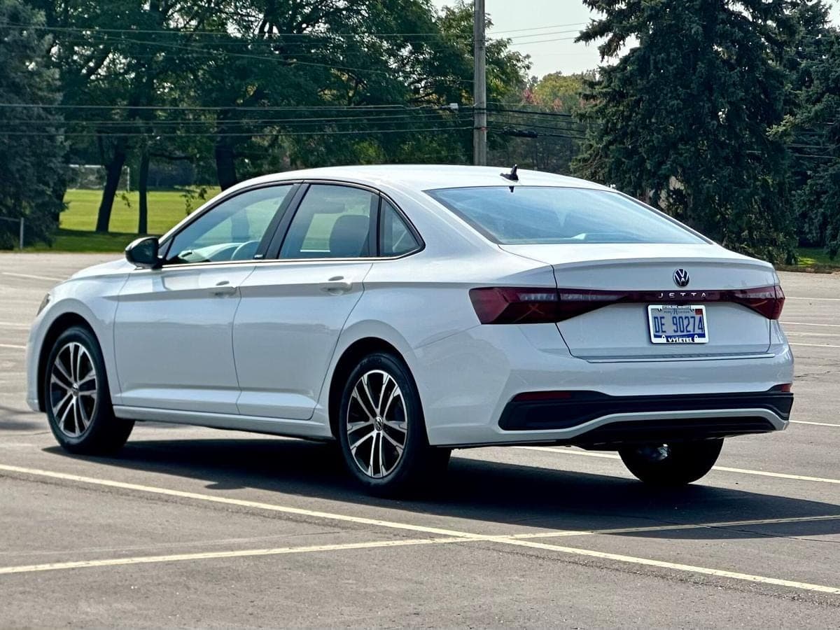 2025 Volkswagen Jetta Sport — photo 2