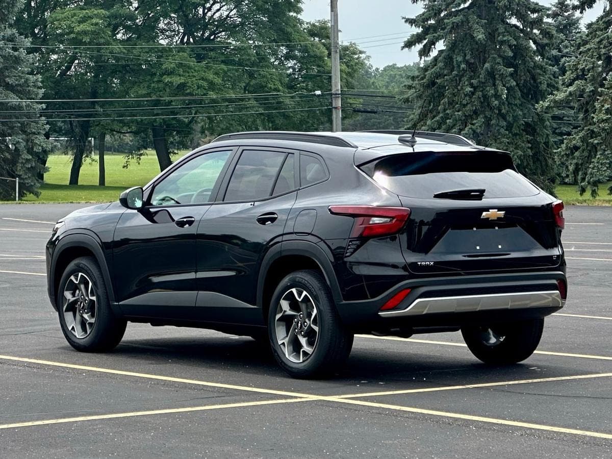 2025 Chevrolet Trax LT — photo 2