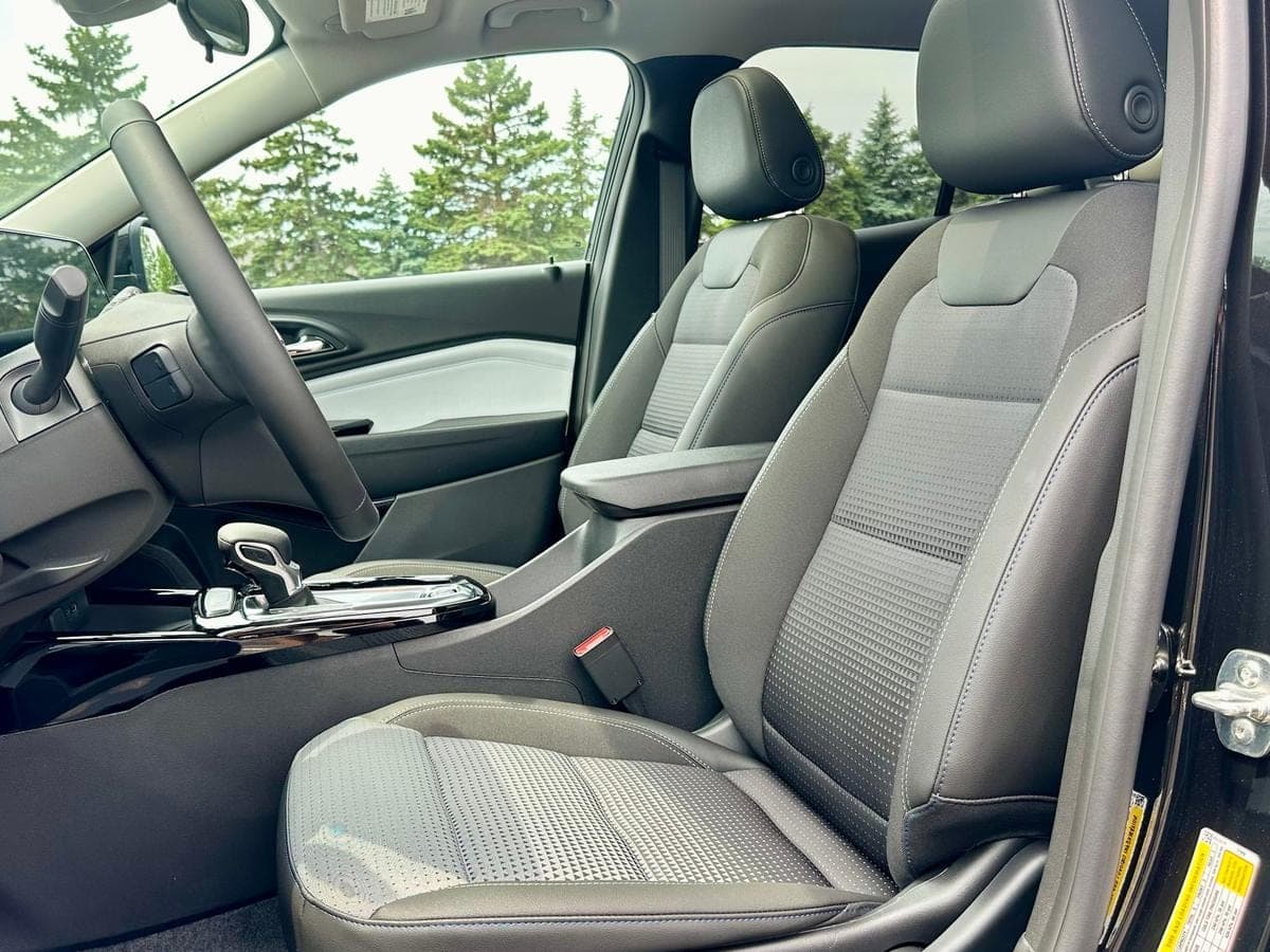 2025 Chevrolet Trax LT — photo 4